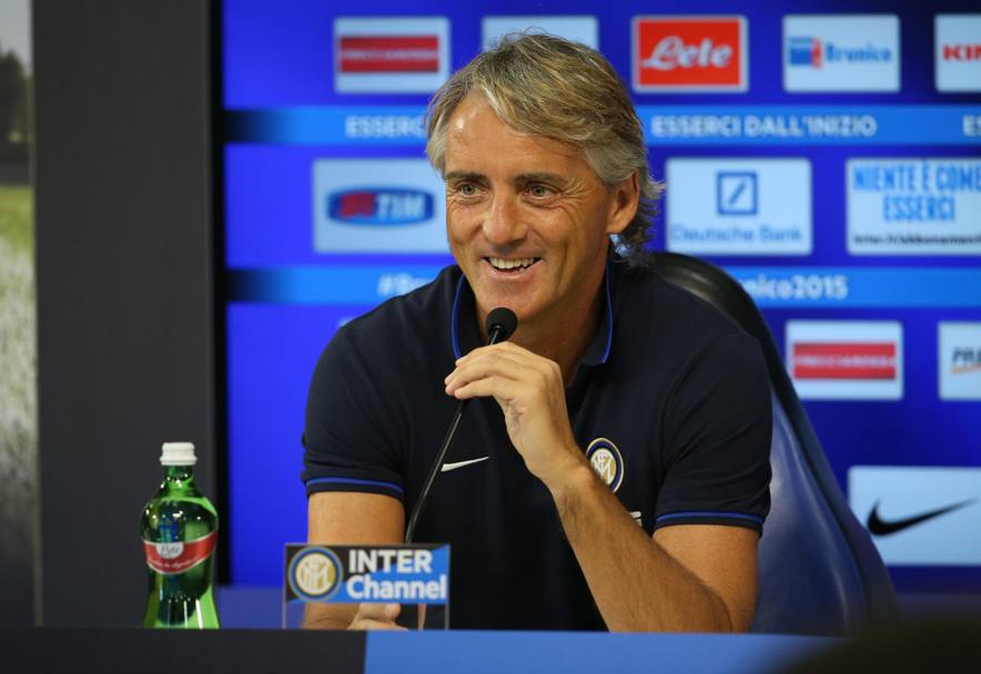 Roberto Mancini sorride in conferenza stampa:  il primo giorno di 